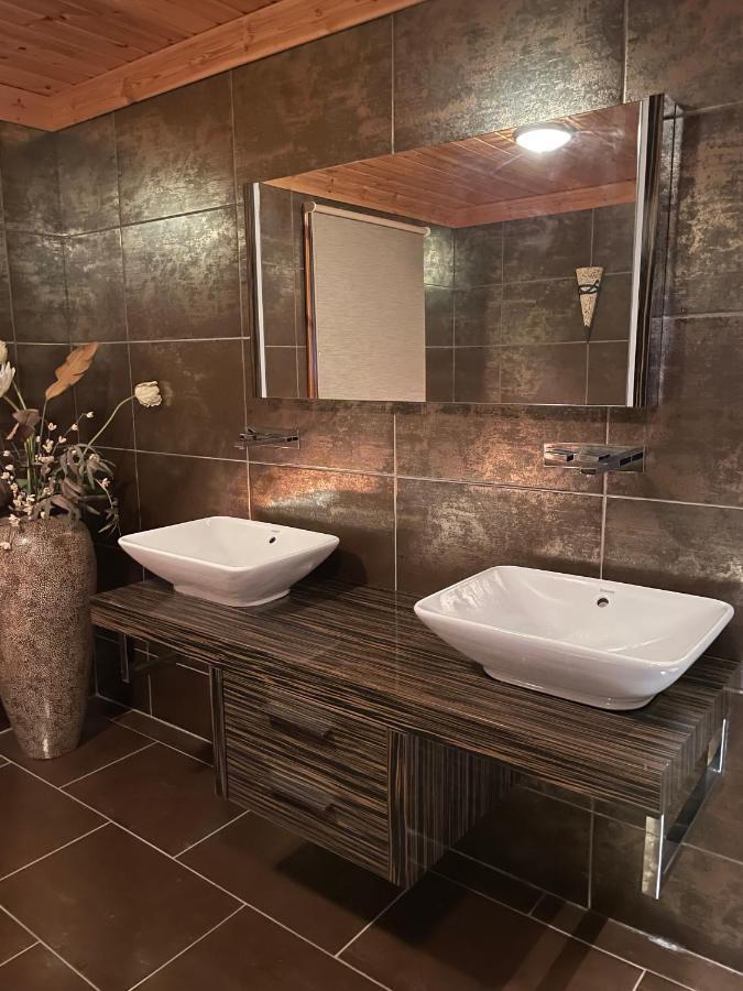 Tomatin - Luxury Two Bedroom Log Cabin With Hot Tub 特维德上游的贝里克 外观 照片