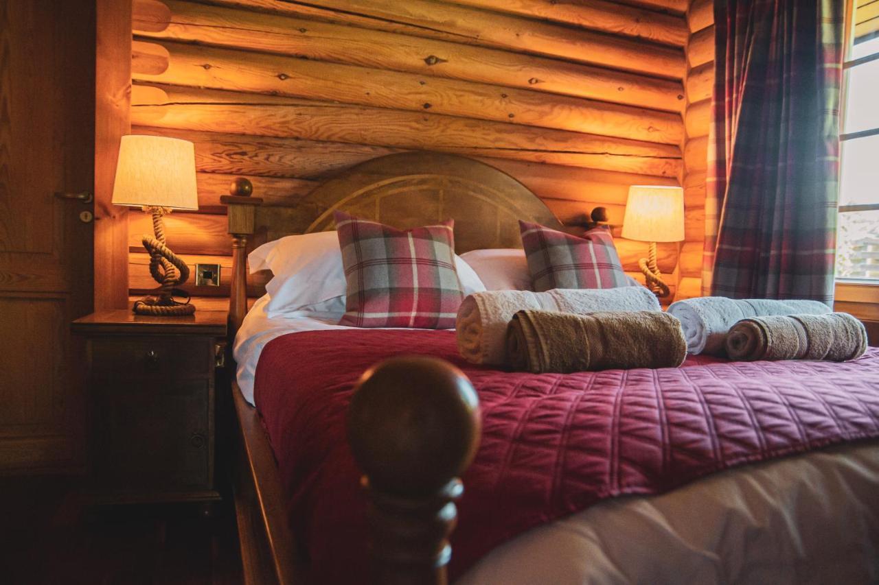 Tomatin - Luxury Two Bedroom Log Cabin With Hot Tub 特维德上游的贝里克 外观 照片