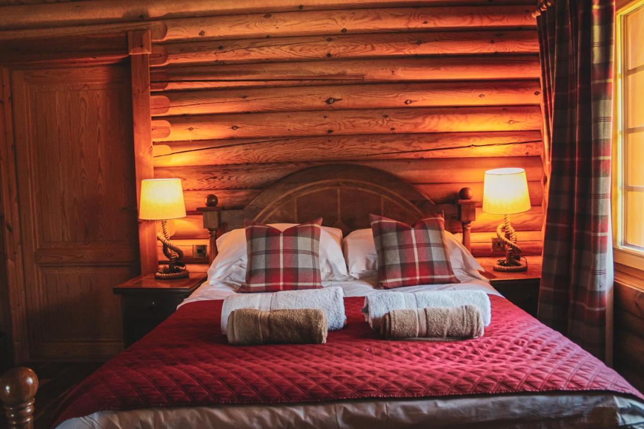 Tomatin - Luxury Two Bedroom Log Cabin With Hot Tub 特维德上游的贝里克 外观 照片