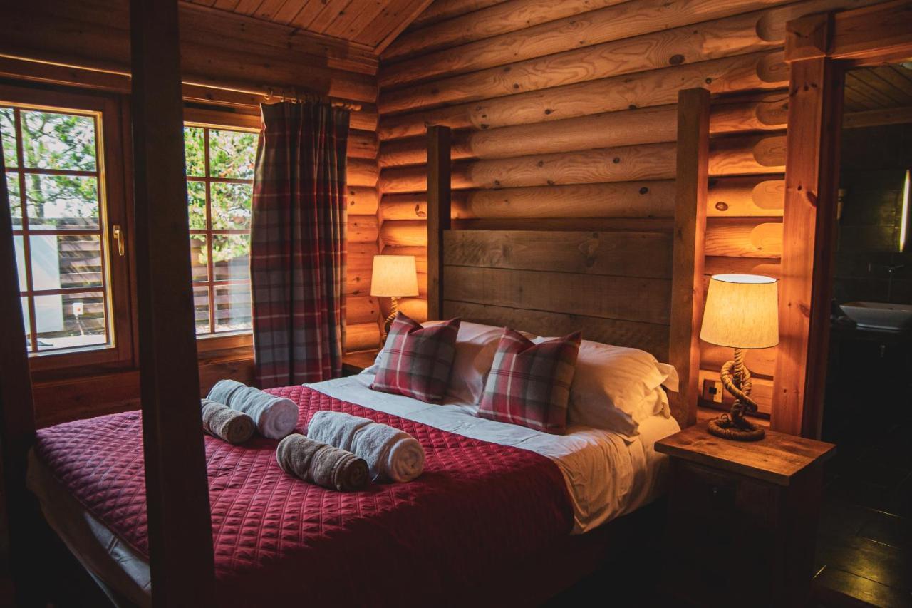 Tomatin - Luxury Two Bedroom Log Cabin With Hot Tub 特维德上游的贝里克 外观 照片