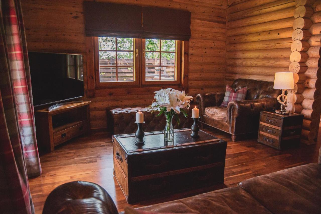 Tomatin - Luxury Two Bedroom Log Cabin With Hot Tub 特维德上游的贝里克 外观 照片