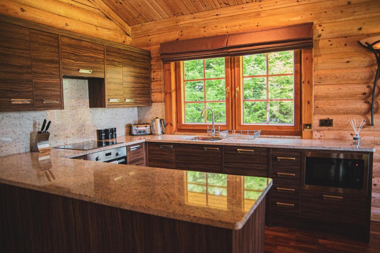 Tomatin - Luxury Two Bedroom Log Cabin With Hot Tub 特维德上游的贝里克 外观 照片